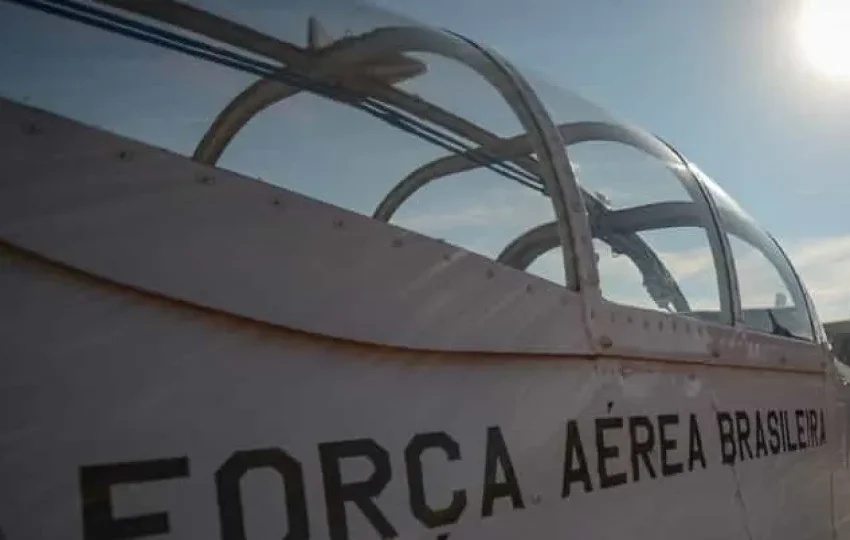 Avião da FAB faz pouso de emergência em Brasília após problema técnico