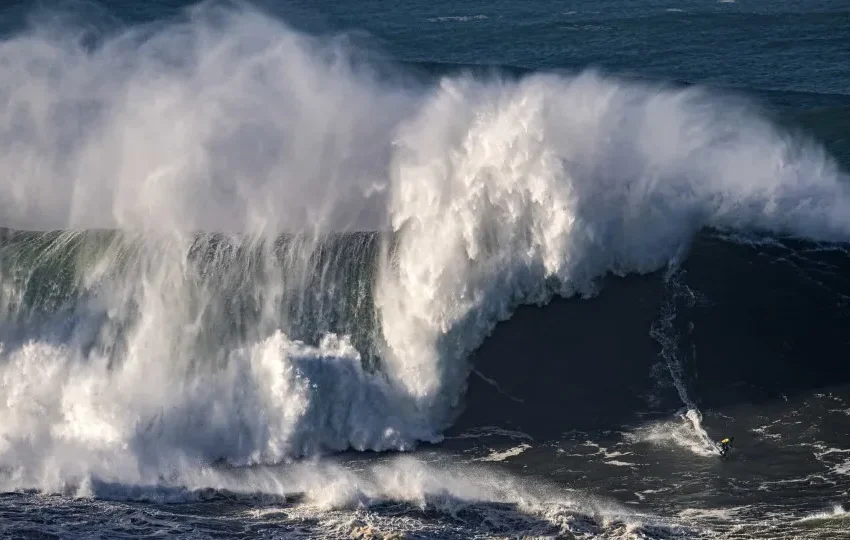 Turista é derrubado por onda em costa de pedras e morre afogado em Ubatuba
