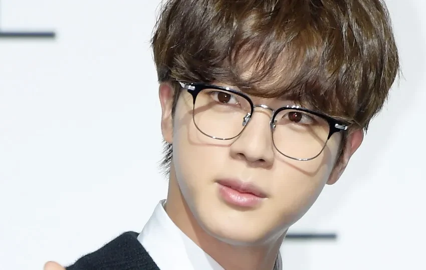 Fã japonesa do BTS é investigada por beijar Jin à força