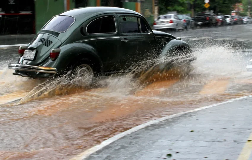 Mais de 600 cidades estão sob alerta para temporais e ventanias em MG