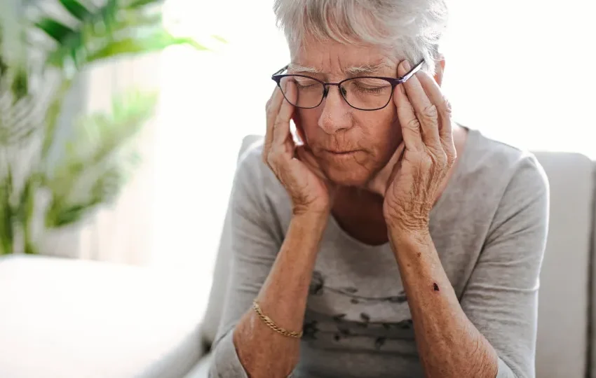 Testes clínicos do simufilam são retrocesso em meio a ano de avanços para o tratamento do Alzheimer