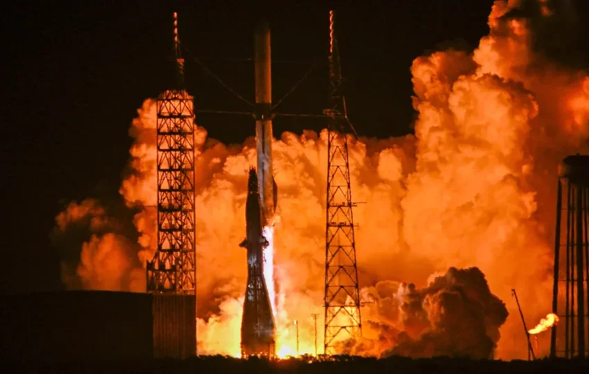 Blue Origin lança novo foguete à órbita, mas falha no pouso