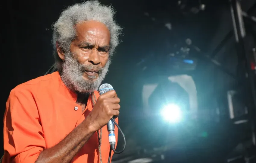 Morre o cantor de reggae Max Romeo, aos 80 anos